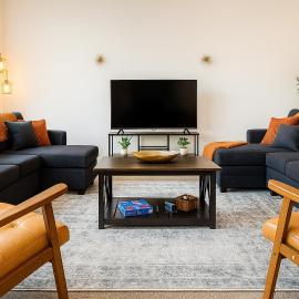 Spacious Loft with Fireplace - near CSU, Playhouse, Progressive field, R&R Hall of Fame with Gym & Sauna and Sleeps 12, Hotel in Cleveland
