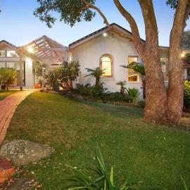Serene & Classic Family Retreat by the Yarra