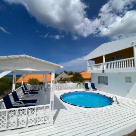 NEW - Bendishon Villa - 5 Bedroom Villa, hotel in Grote Berg