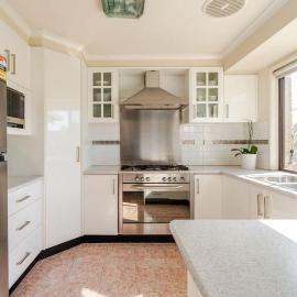 Beautiful and Colourful House with Parking, hotel a Rooty Hill