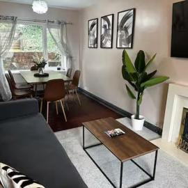 Luxurious Three-Bedroom Family Home with Free Parking, hotelli kohteessa Wincobank