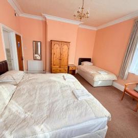 Hylands Hotel Spacious & Bright Triple Room with Ensuite Bathroom and Free Parking، فندق في نوتينغهام
