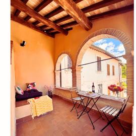 Casa in Umbria - nella Valle del Menotre vicino Rasiglia, Foligno, Assisi,Perugia, hótel í Foligno