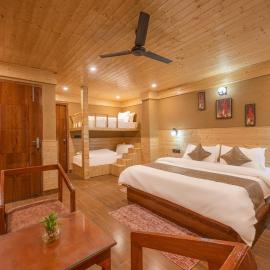 The Kufri Retreat I Vacations I Conference I MICE I Family Events I Open Air Terrace I Sky Bonfire I Charvi Retreat by Exotic Stays, hotel em Kūfrī