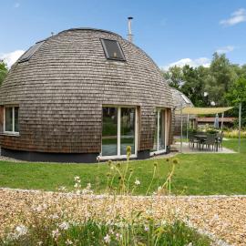 Kugelhaus Eos - Sonnengeküsstes Ferienhaus in organischer Bauweise am Seeufer, hotel u gradu 'Penzlin'