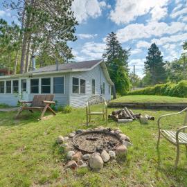 Pet Friendly Mullett Lake Cabin w/ Dock! โรงแรมในอินเดียนริเวอร์