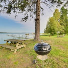 Indian River Fall Escape: Fire Pit & Lake Views, hotel a Indian River