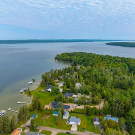 Fall Hikes & Fire Pit: Pet-Friendly MI Retreat, hotel a Indian River
