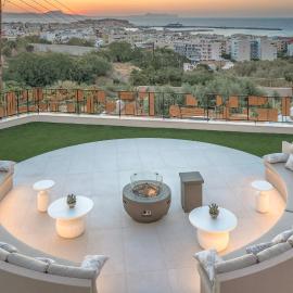 Villa Luxenia, Walk to Town & Skyline Views by etouri