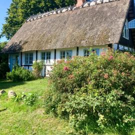 Charming Holiday Home From 1870 On Fejø，Vejrø的飯店