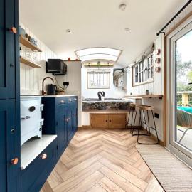 Luxury Shepherds Hut With Wood Fired Hot Tub