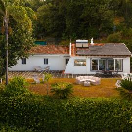 Villa Natural Oasis with panoramic view & bio-diverse 9 950m2 garden, hotel u Funšalu