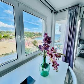 BEACH FRONT APARTMENT in CALA MARSAL with the SEA VIEW !, hotel a Portocolom