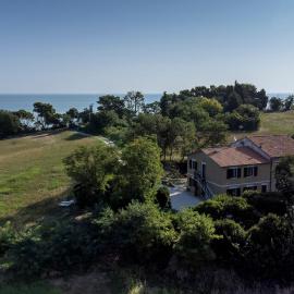 Casa Tobira - casale panoramico sul mare in collina, hotel en Trebbiantico