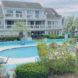 Lovely 2 bedroom condo with pool J3, hotel a Little River