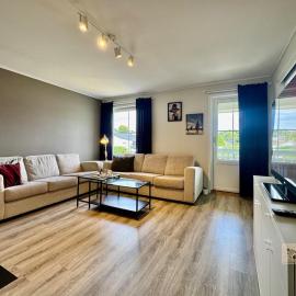 Seaside apartment 2 balconies & sea view Grimstad、グリムスタのホテル