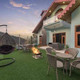 The Corner House I Pet friendly & Serviced Villa I Open Air Lawn & Plunge Pool I Bonfire I Dance I Music I Full Party I Kasauli By Exotic Stays, hotelli kohteessa Kasauli