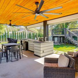 Backyard Oasis w/ Hot Tub & Views: Weaverville Gem, hotell i Weaverville