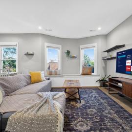 Spacious 3BR / 2BA Fort Hill Penthouse | Sleeps 6