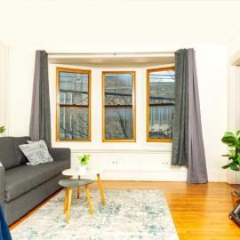 Spacious 1 bedroom Downtown, hotel u gradu Olbani