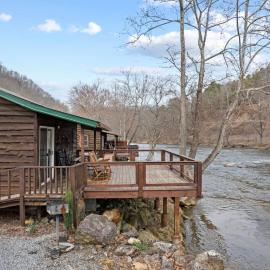 The Great Escape - Riverfront Cabin, Mountain Views, Fishing, and Rafting!, отель в Сильве