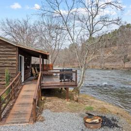 Cast Away - Riverfront Cabin, Mountain Views, Fishing, and Hiking!, отель в Сильве