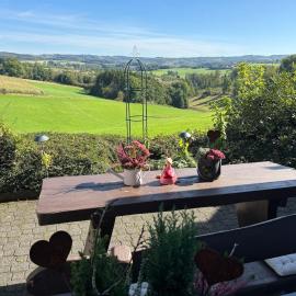 Schöne Ferienwohnung mit Ausblick in die Natur، فندق في Kierspe