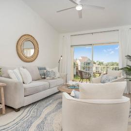 Luxury Beachside Condo - Half Mile from Beach, hotel u gradu 'Indialantic'