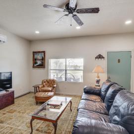 Walk to Historic Square: Jacksboro Home w/ Yard, מלון בJacksboro