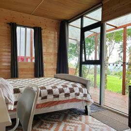Feevaghmore에 위치한 호텔 Valley view cabin in the woods on a farm