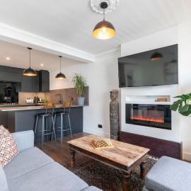 Central 2-Bed Modern Home with Garage
