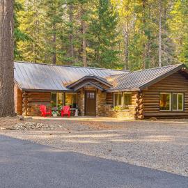 Contemporary Log Cabin Near Cle Elum Lake!, Hotel in Ronald