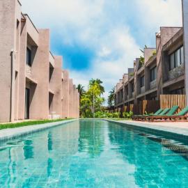 Apê Praia do Toque com Ar no Quarto e Sala, Condomínio com Academia, Quadra de Beach Tennis e Vôlei, Estacionamento Grátis e Restaurante