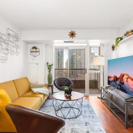 Luxe 3BR 2 Bath Condo Steps from Square one Mall, hotel in Mississauga