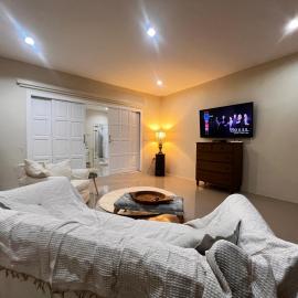 Comfy lakeside apartment, hotel in Nong Prue