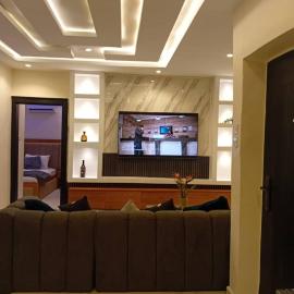 Less2More Luxury Suites, hotell i Agege