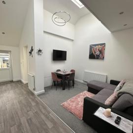 Beeches Bach, 1 bedroom cottage with hot tub, Hotel in Prestatyn
