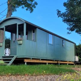 Boholodges 2 pers met privé hottub, מלון במירסן