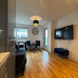 Luxury 1 bedroom Apartment, large balcony with Views Town Centre