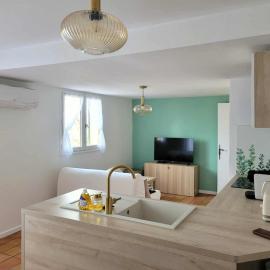 Duplex provençal au cœur des vignes à 5 min du centre-ville, hotel in Sablet