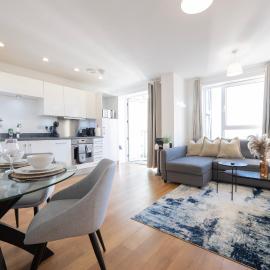 1BR River Retreat - Sleeps 4 - Parking