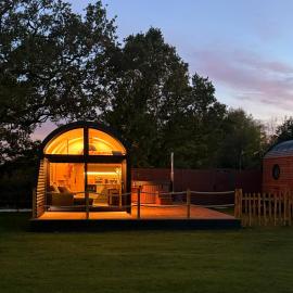 Luxury Tiny Home next to Belfry Golf Course Highland Cow, hotel in Middleton