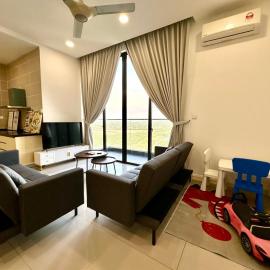 D'Pristine 4 bedder apartment opposite Legoland and Medini mall, hotel in Iskandar Puteri