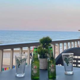 De frente al mar, hotel u gradu 'Sueca'