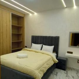 Oujda में, होटल Maison confortable Familiale au plein milieu d'Oujda, bien équipée et sécurisée avec 2 chambres et salon moderne et un garage pour le véhicule, cuisine et un douche moderne et une toilette marocaine
