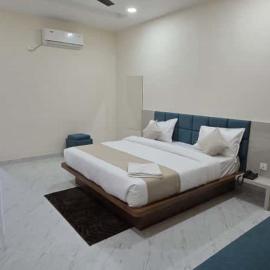 Starlight Restro and Hotel, hotel a Hoshangābād