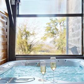 Maison Avec Spa et Sauna Privé, hotel v mestu Brive-la-Gaillarde