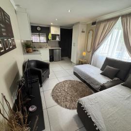 Secure cottage with Wifi and PLEX OR Tambo Airport, hotel u gradu 'Germiston'