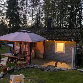 Cozy cottage in the woods near lake & sauna, hotel en Edsbro