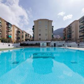 SUN APARTMENT - 3 bedrooms, priv parking, pool, AC, tv channels, fibre net